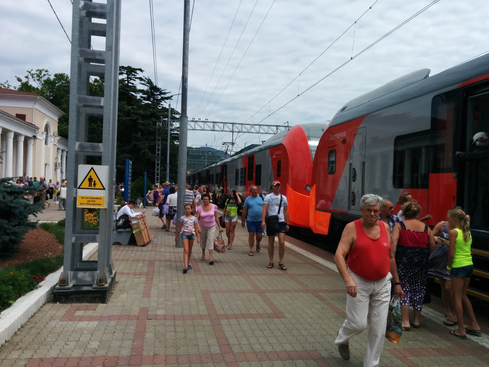 Вокзал Туапсе, электричка "Ласточка" – фотографии России