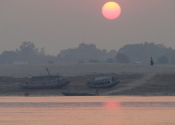 Ganges sunrise crop – фотографии Индии