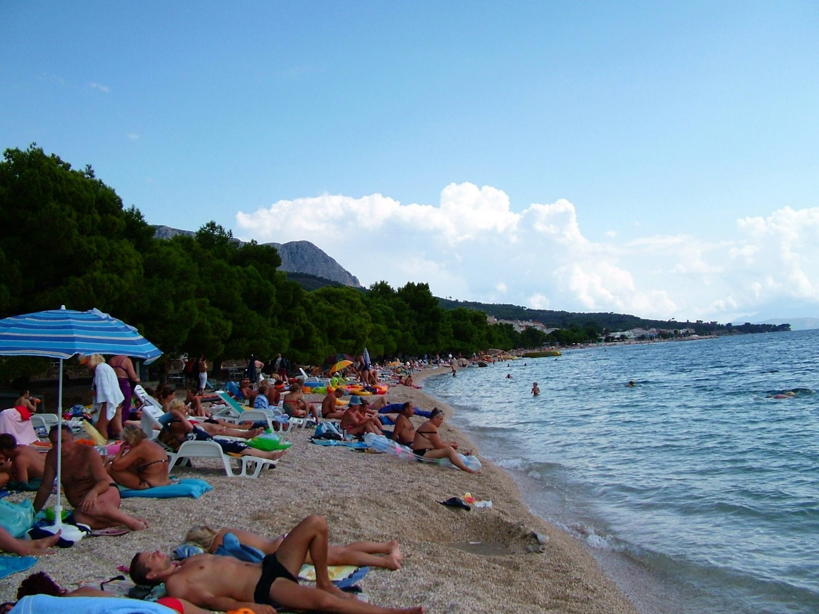 Люди на пляже в Тучепи, Хорватия. Фото 1 – фотографии Хорватии