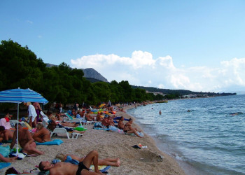 Люди на пляже в Тучепи, Хорватия. Фото 1 – фотографии Хорватии