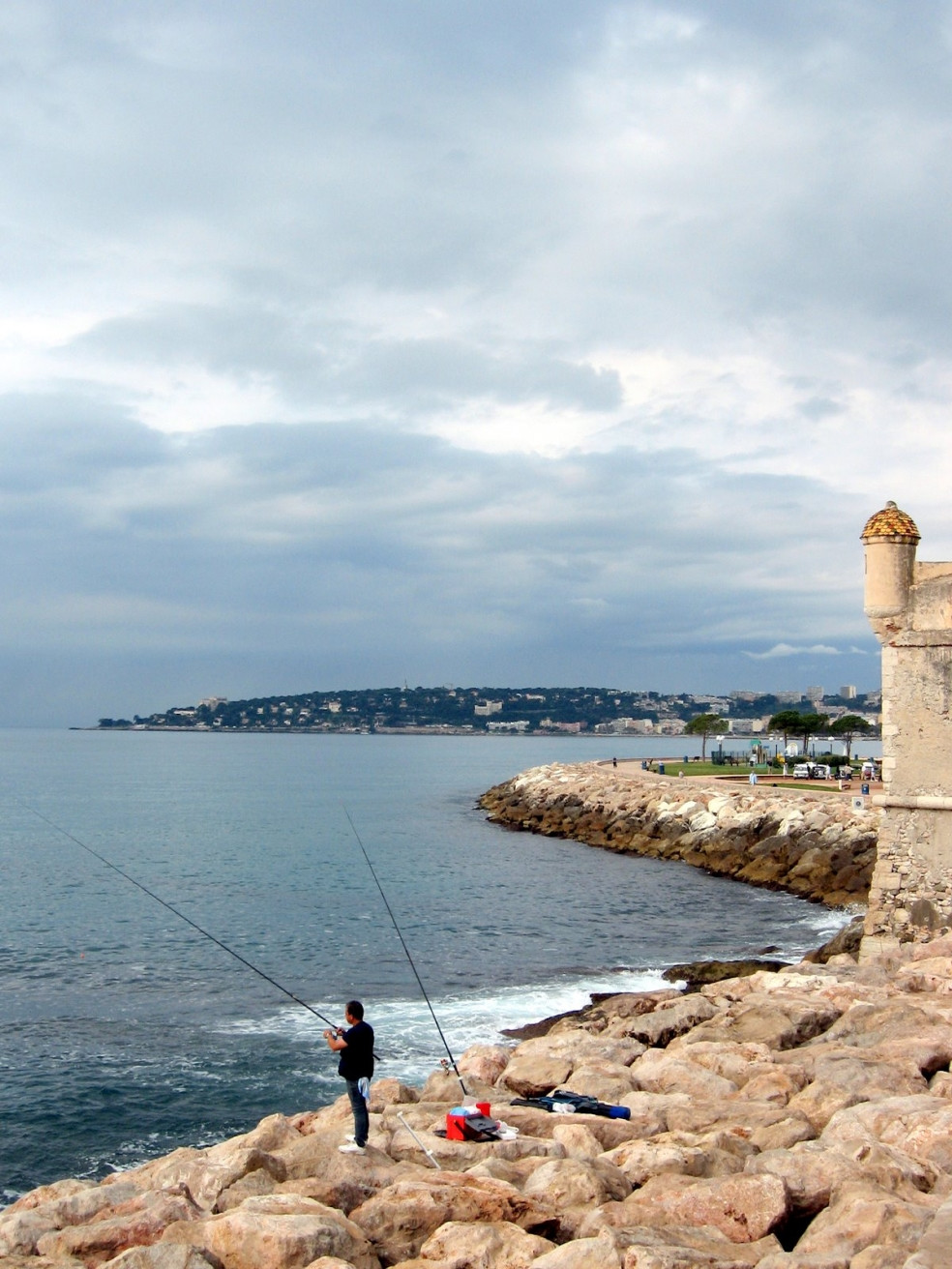 Рыбак в Ментоне, Франция. Фото 1 – фотографии Франции