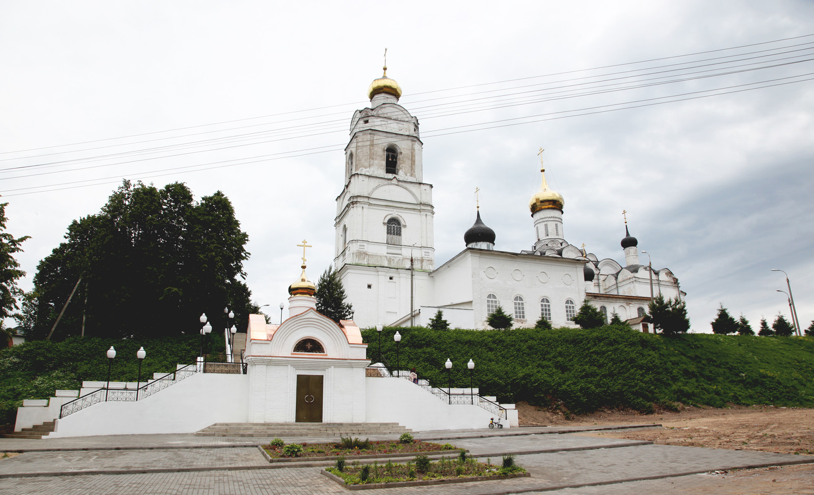 Свято-Троицкий собор — главный собор города Вязьмы. Фото 1 – фотографии России