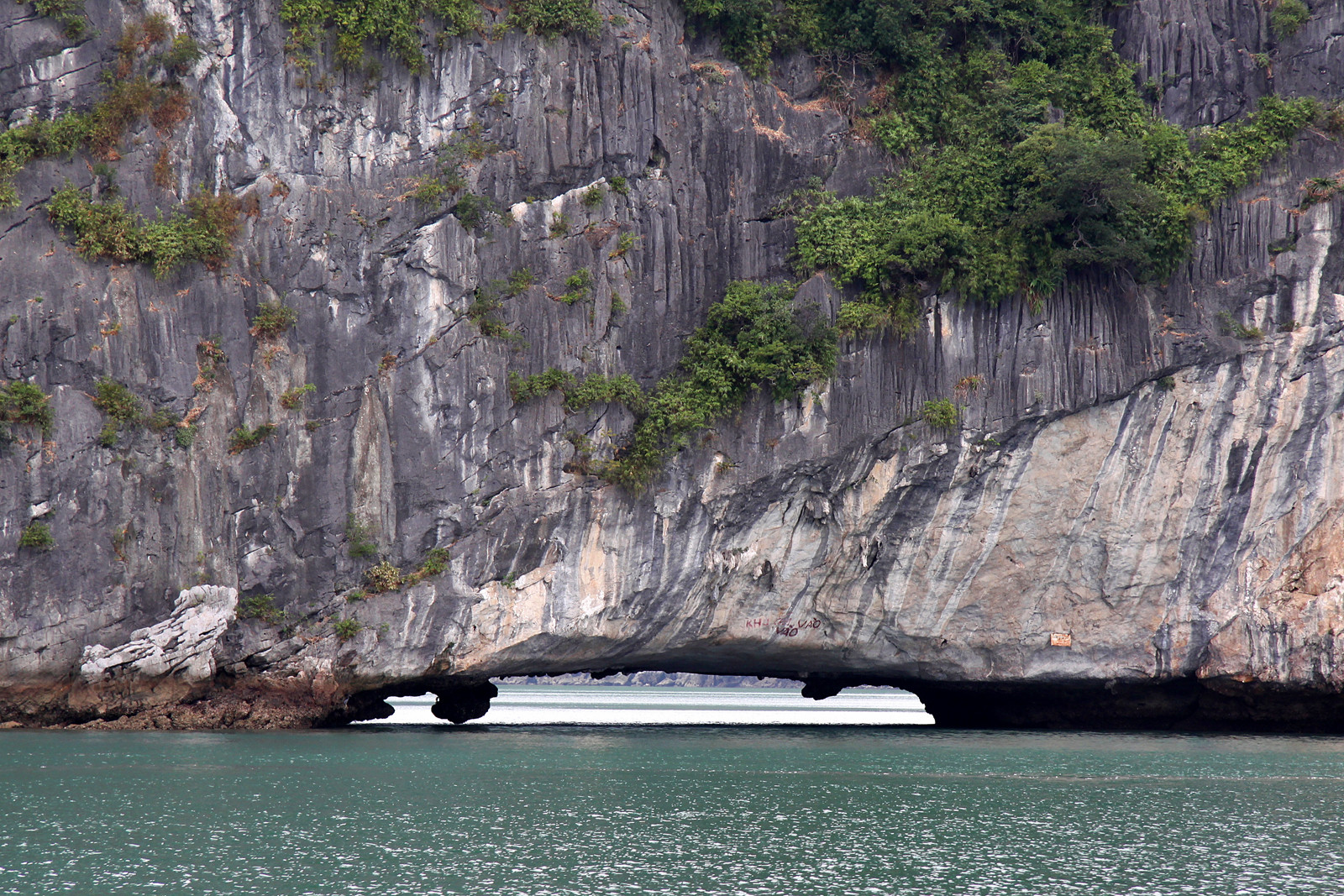 Необычная скала в заливе Халонг – фотографии Вьетнама