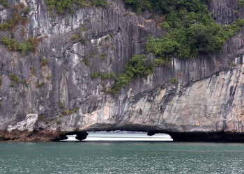 Необычная скала в заливе Халонг – фотографии Вьетнама