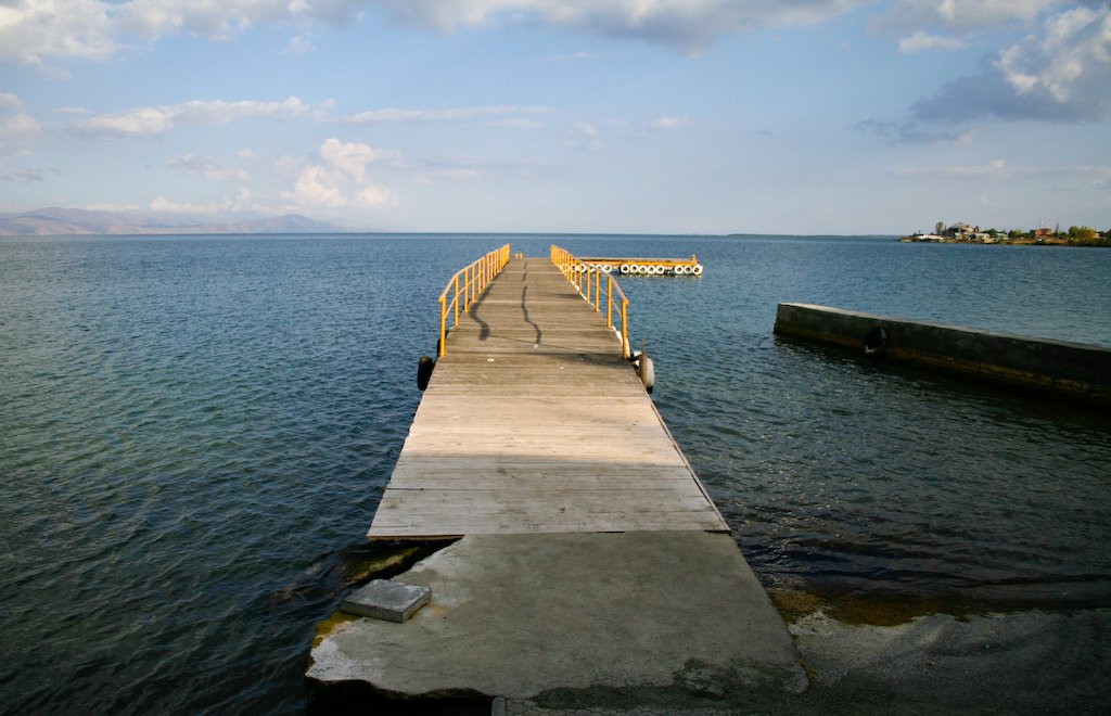 Причал на озере Севан, Армения – фотографии Армении