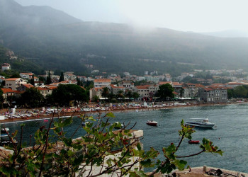 Побережье в Петровац, Черногория – фотографии Черногории