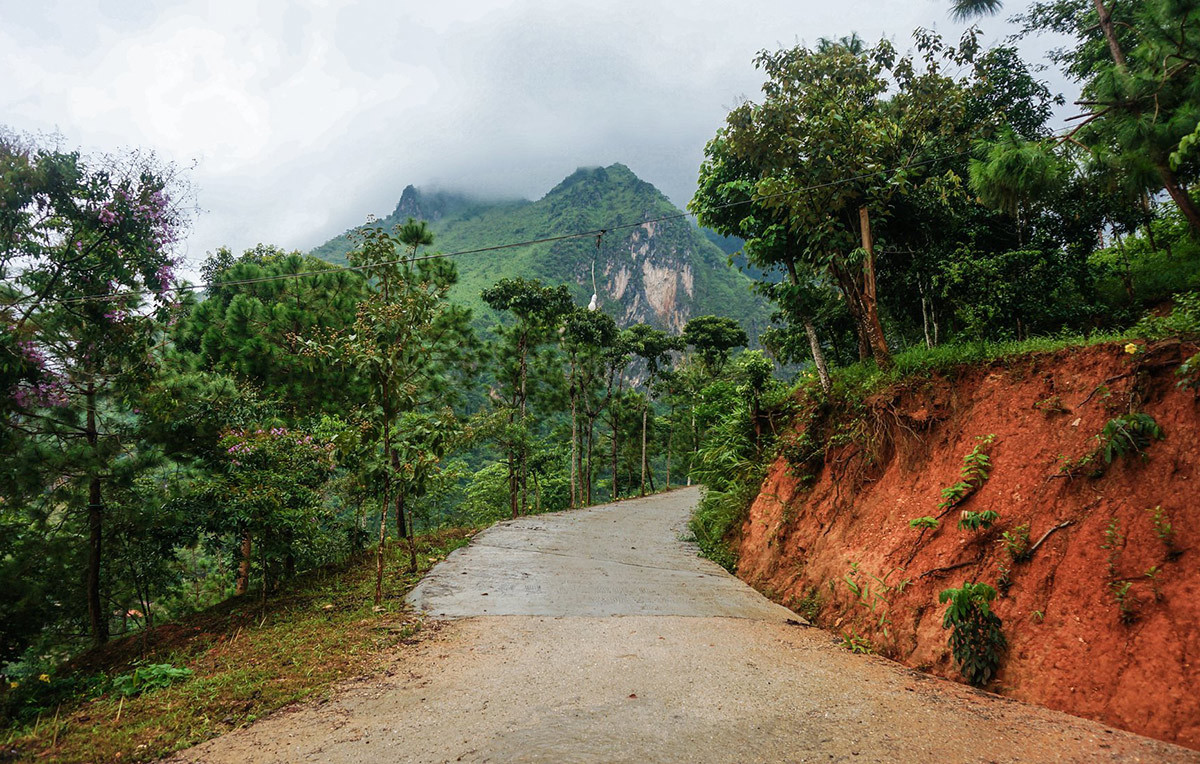 Грунтовая дорога к горам. Лаос – фотографии Лаоса