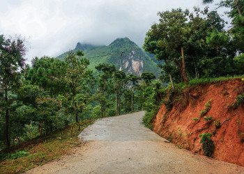 Грунтовая дорога к горам. Лаос – фотографии Лаоса
