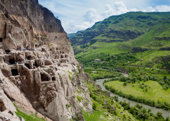 Пещерный город Вардзия привлекает многих туристов со всего мира – фотографии Грузии