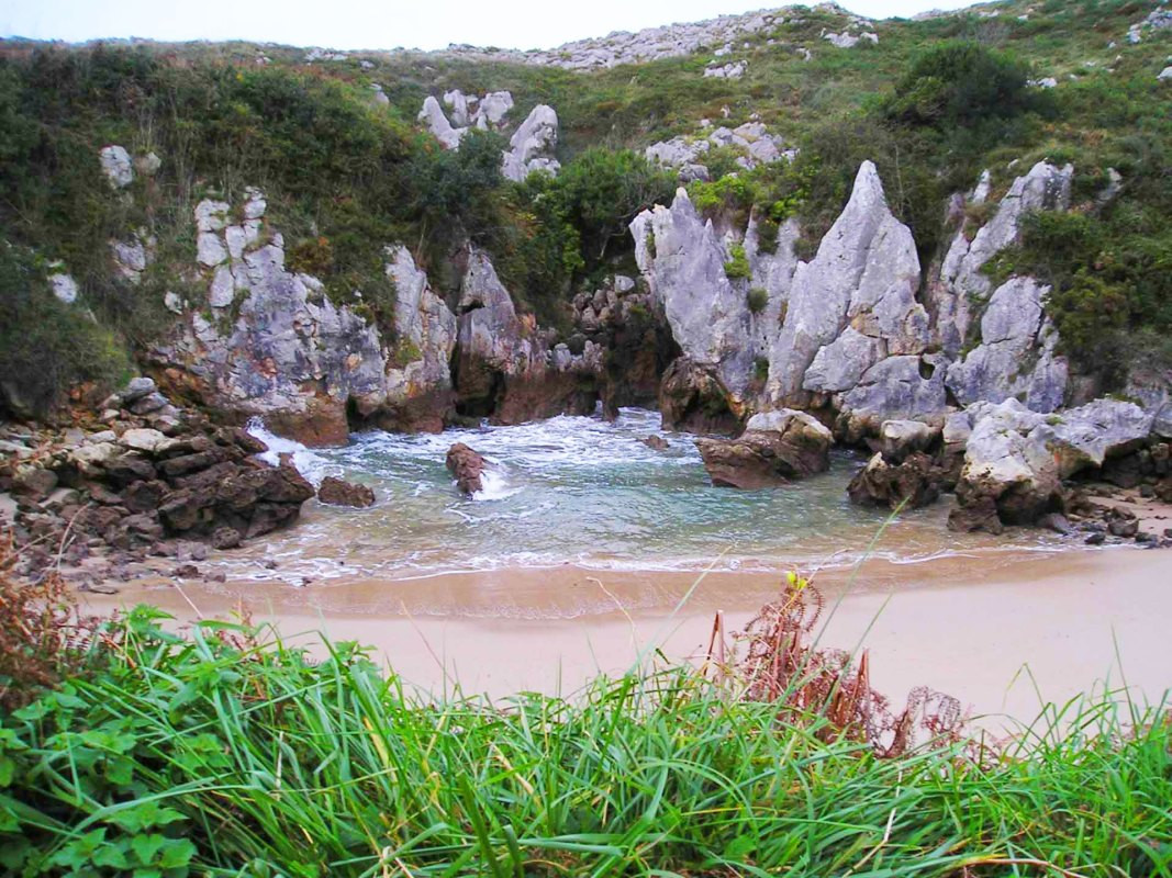Плайя де Гульпиюри (Playa de Gulpiyuri) в Княжестве Астурия, Испания – фотографии Испании
