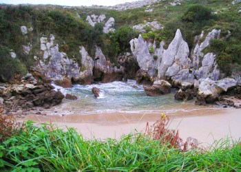 Плайя де Гульпиюри (Playa de Gulpiyuri) в Княжестве Астурия, Испания – фотографии Испании