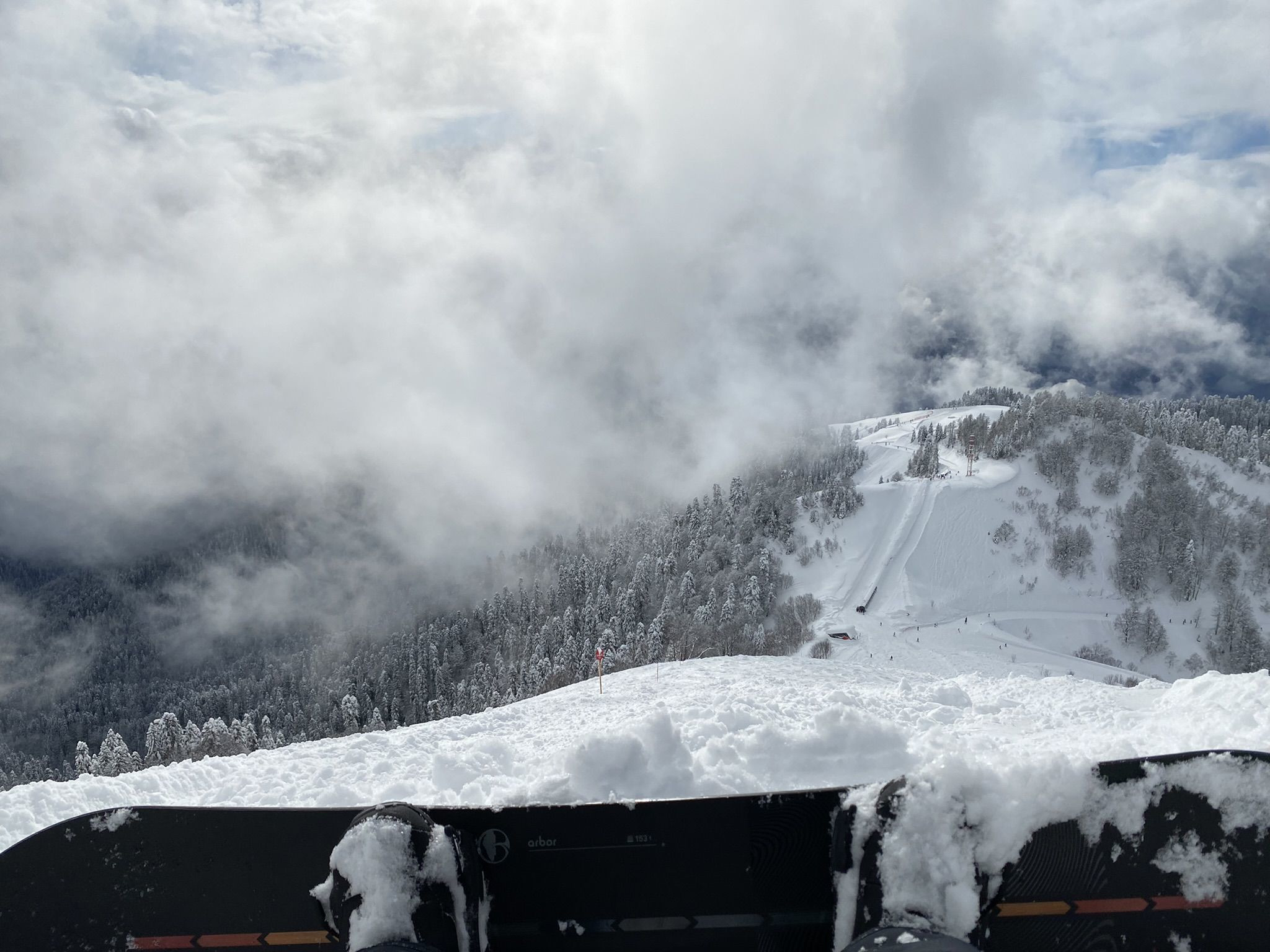 Сноубордист, доска и вид на траволатор к трассе Календула, Южный склон – фотографии России