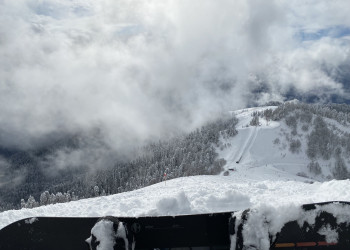 Сноубордист, доска и вид на траволатор к трассе Календула, Южный склон – фотографии России