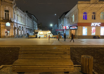 Аллея на проспекте Мира, Владикавказ, вид на скамейку и кафе – фотографии России