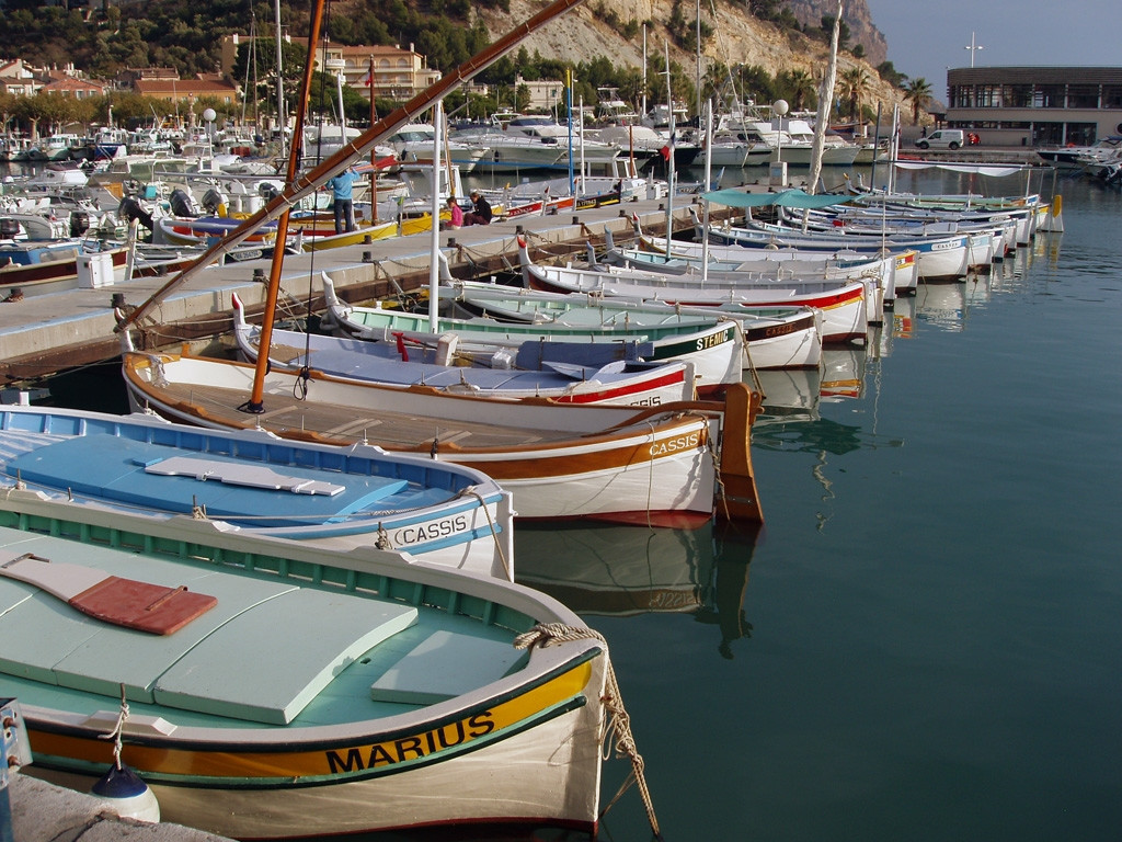 Лодки на причале в Кассис, Франция – фотографии Франции