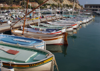 Лодки на причале в Кассис, Франция – фотографии Франции