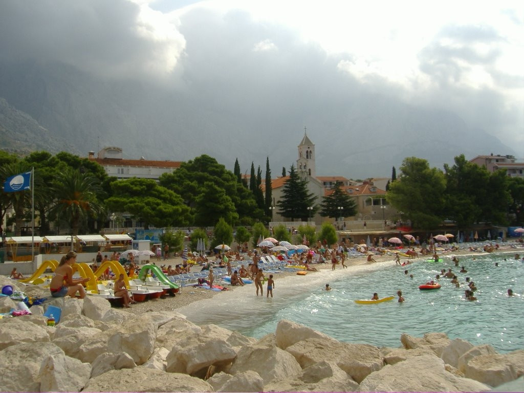 Люди на пляже в Башка Вода, Хорватия – фотографии Хорватии