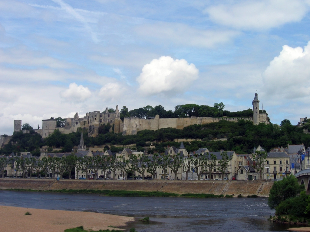 Набережная в Шиноне, Франция – фотографии Франции