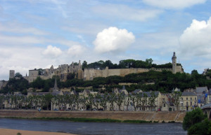 Набережная в Шиноне, Франция – фотографии Франции