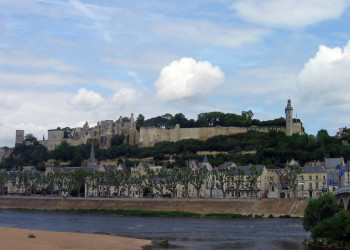 Набережная в Шиноне, Франция – фотографии Франции