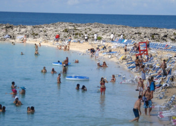 Люди на пляже в Берри Айлендс, Багамские острова. Фото 10 – фотографии Багамских островов