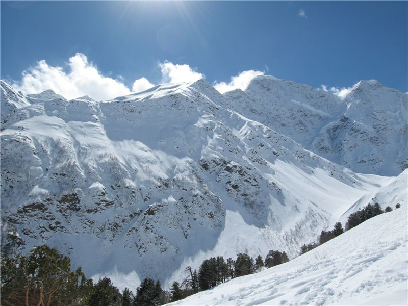 Вид на баксанское ущелье с вершины Чегета, Россия – фотографии России