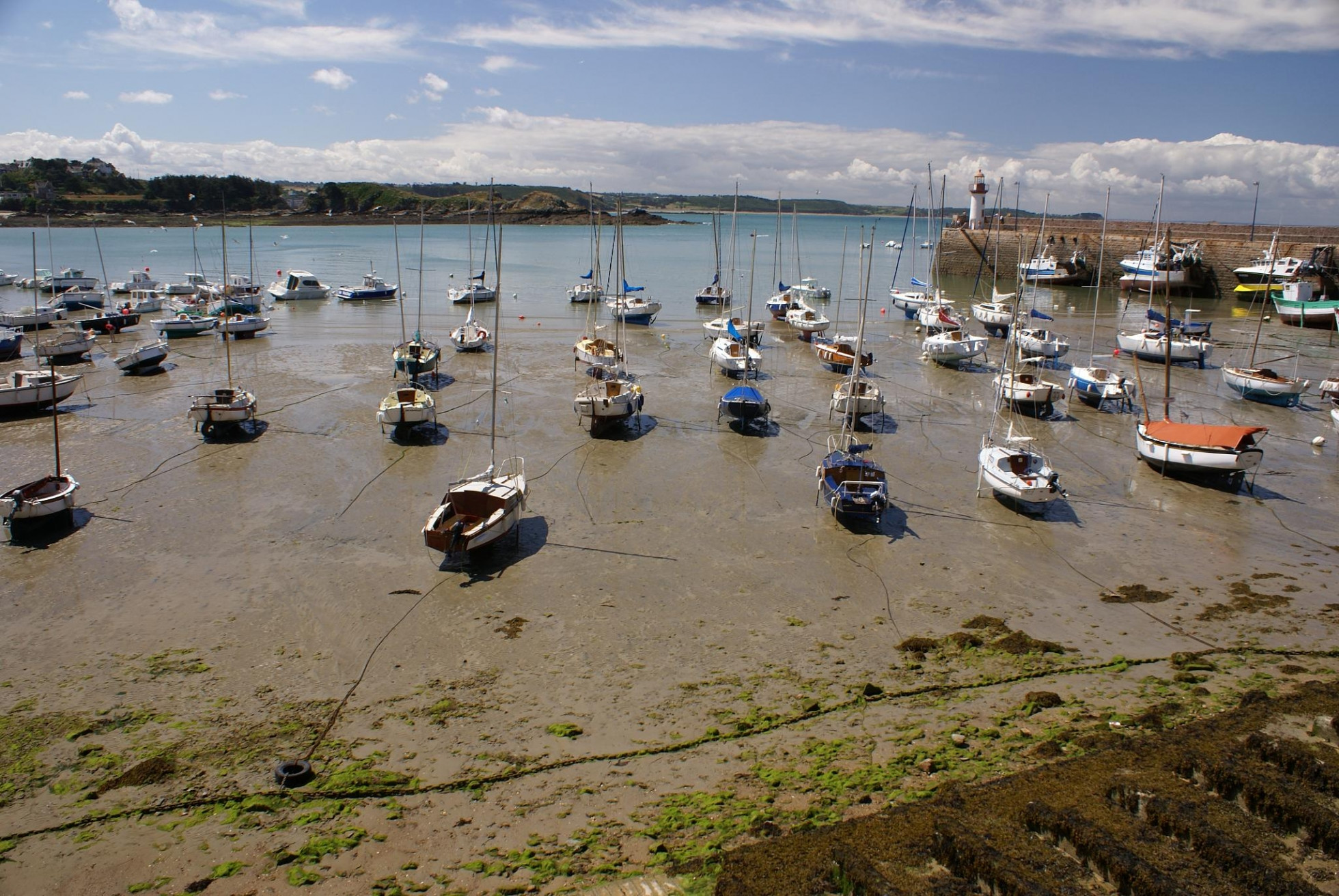 Лодки и парусники в Эрки, Франция. Фото 1 – фотографии Франции
