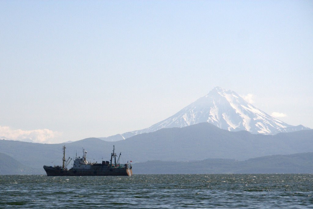 Корабль в Авачинской бухте, Россия – фотографии России