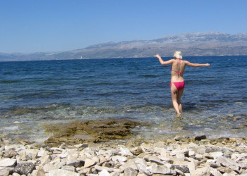 Девушка в море, Хорватия – фотографии Хорватии