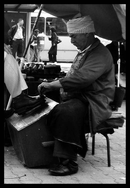 Чистельщик обуви в Северном Тунисе – фотографии Туниса