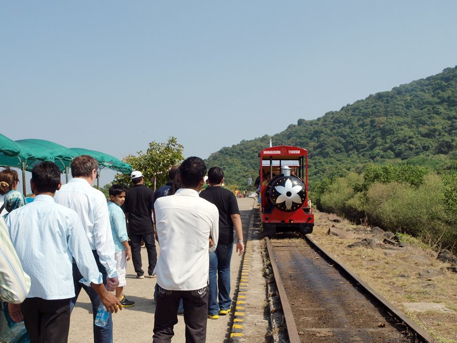 Паровозик на острове Элефанта – фотографии Индии
