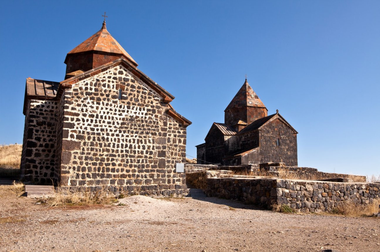 Церковь Гегард на озере Севан, Армения. Фото 5 – фотографии Армении