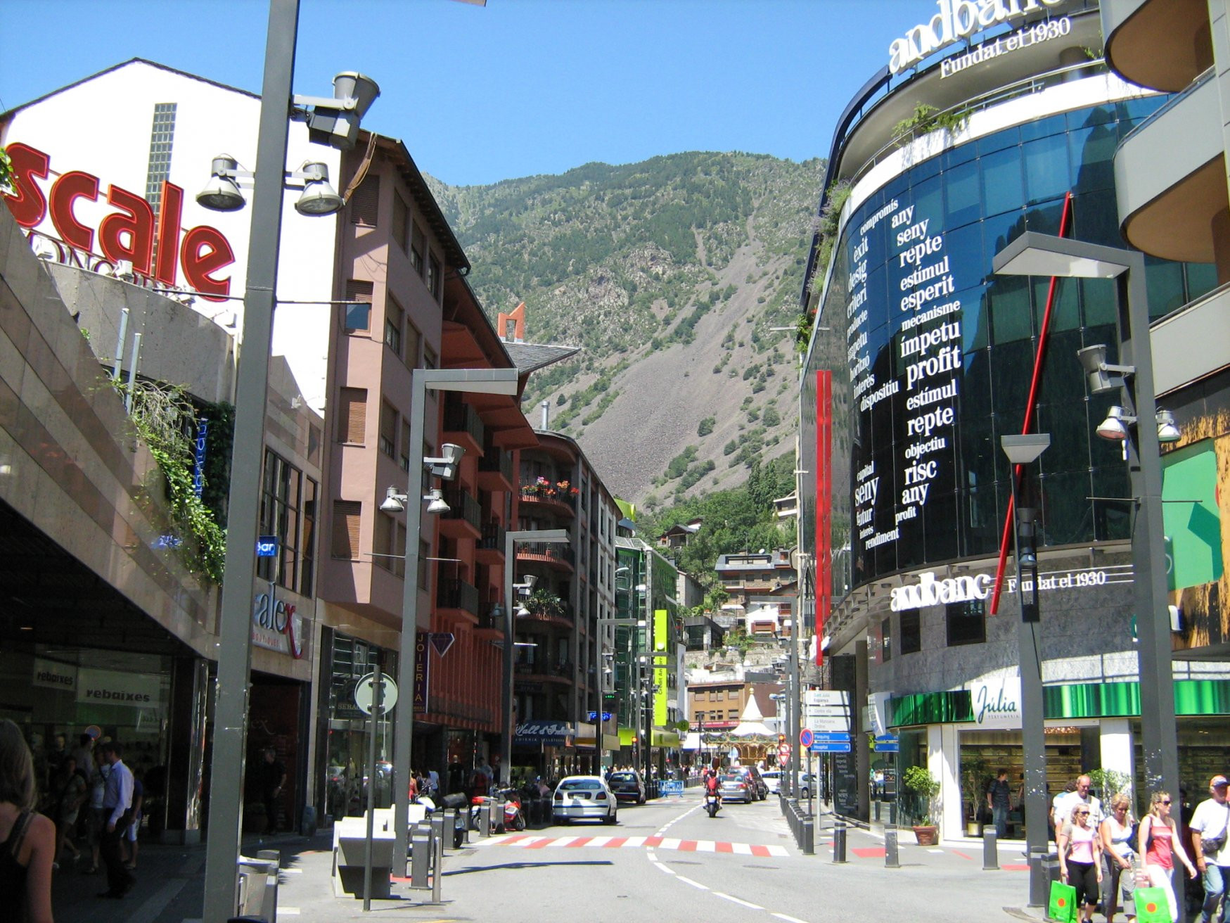 Улица в Андорра ла Велья, Андорра – фотографии Андорры