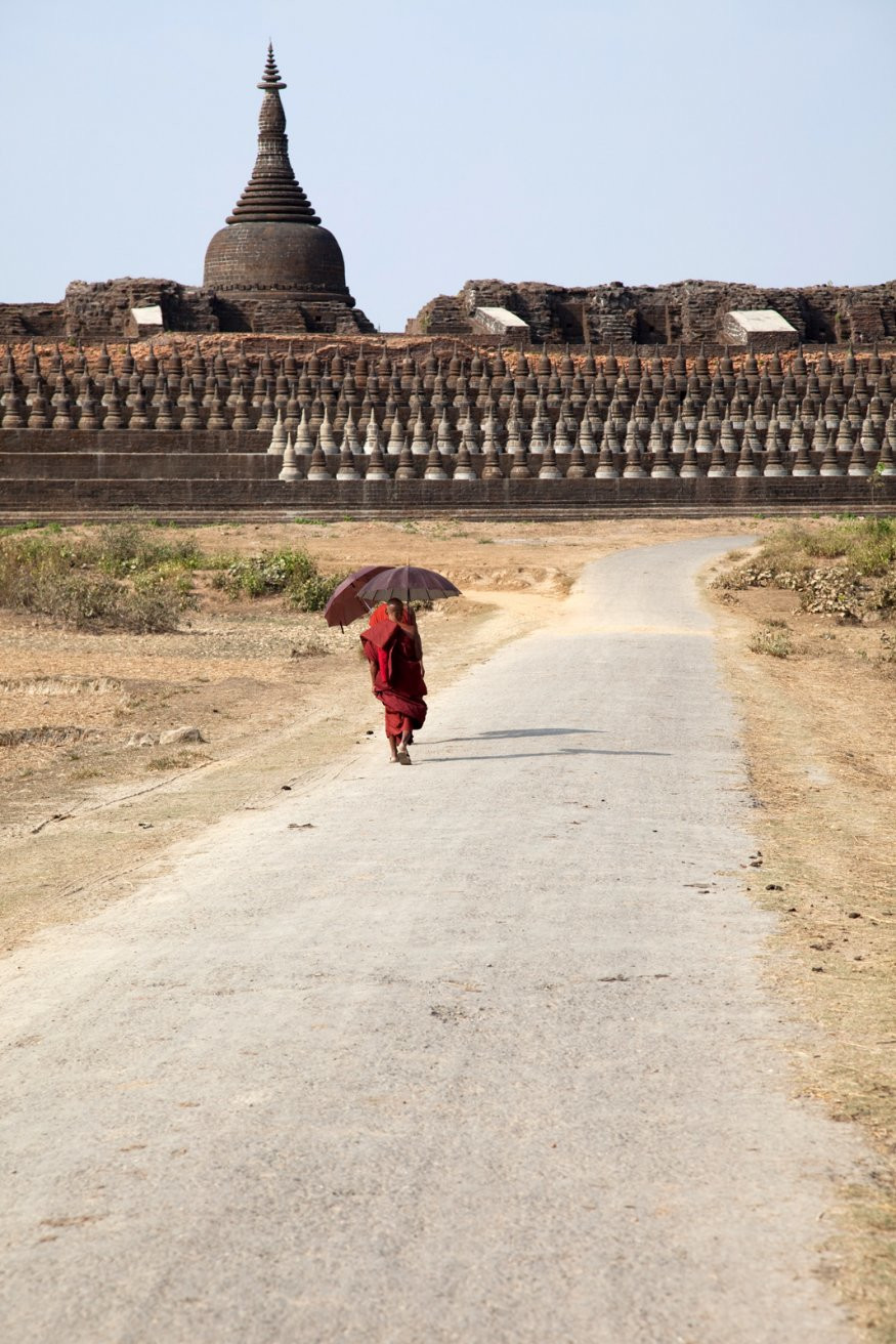 Монах у храма Коэтаун – фотографии Мьянмы