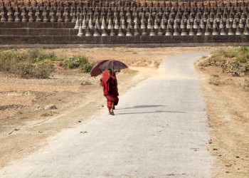 Монах у храма Коэтаун – фотографии Мьянмы