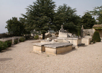 Кладбище в Ле-Бо-де-Прованс, Франция – фотографии Франции