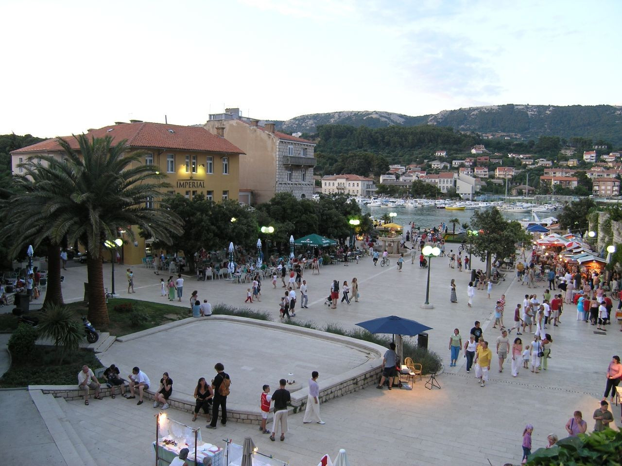 Люди на набережной в Раб, Хорватия – фотографии Хорватии
