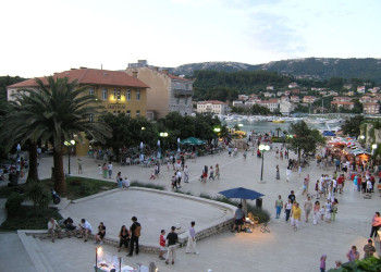 Люди на набережной в Раб, Хорватия – фотографии Хорватии