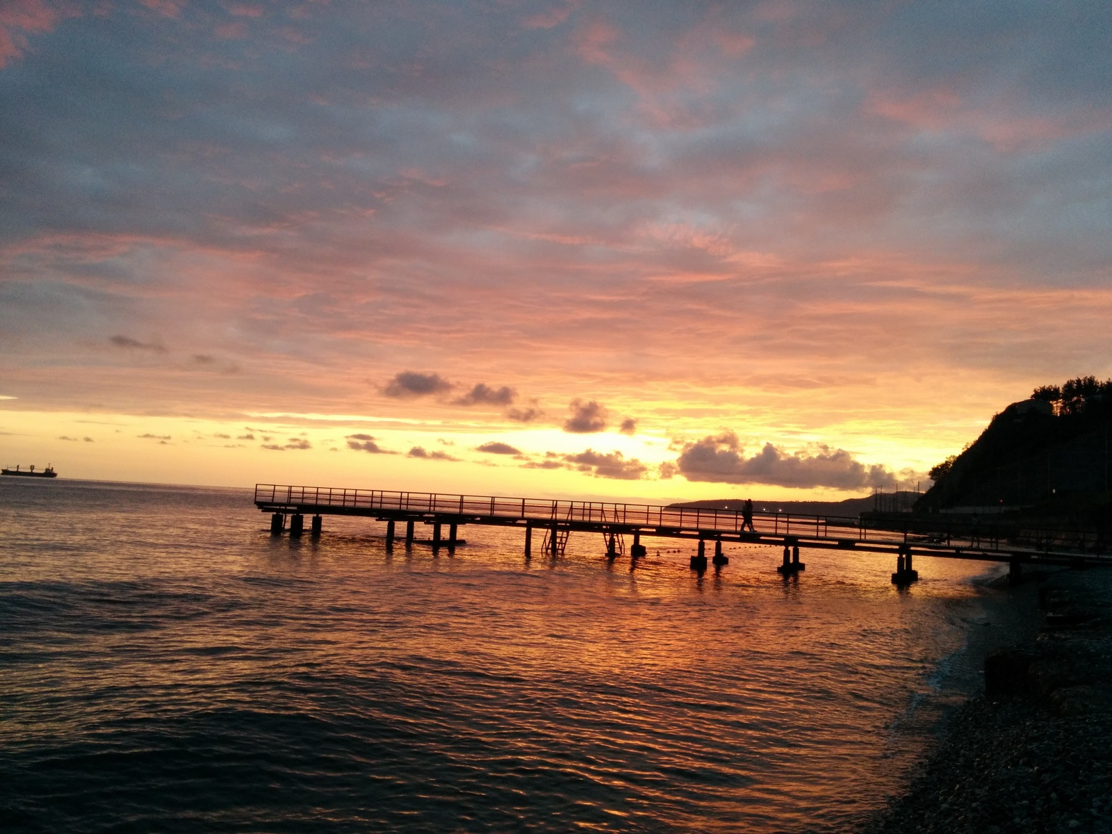 Пристань в п. Южный, закат – фотографии России