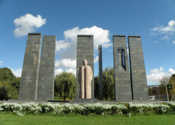 Памятник Александру Мясникяну в Ереване, Армения. Фото 3 – фотографии Армении