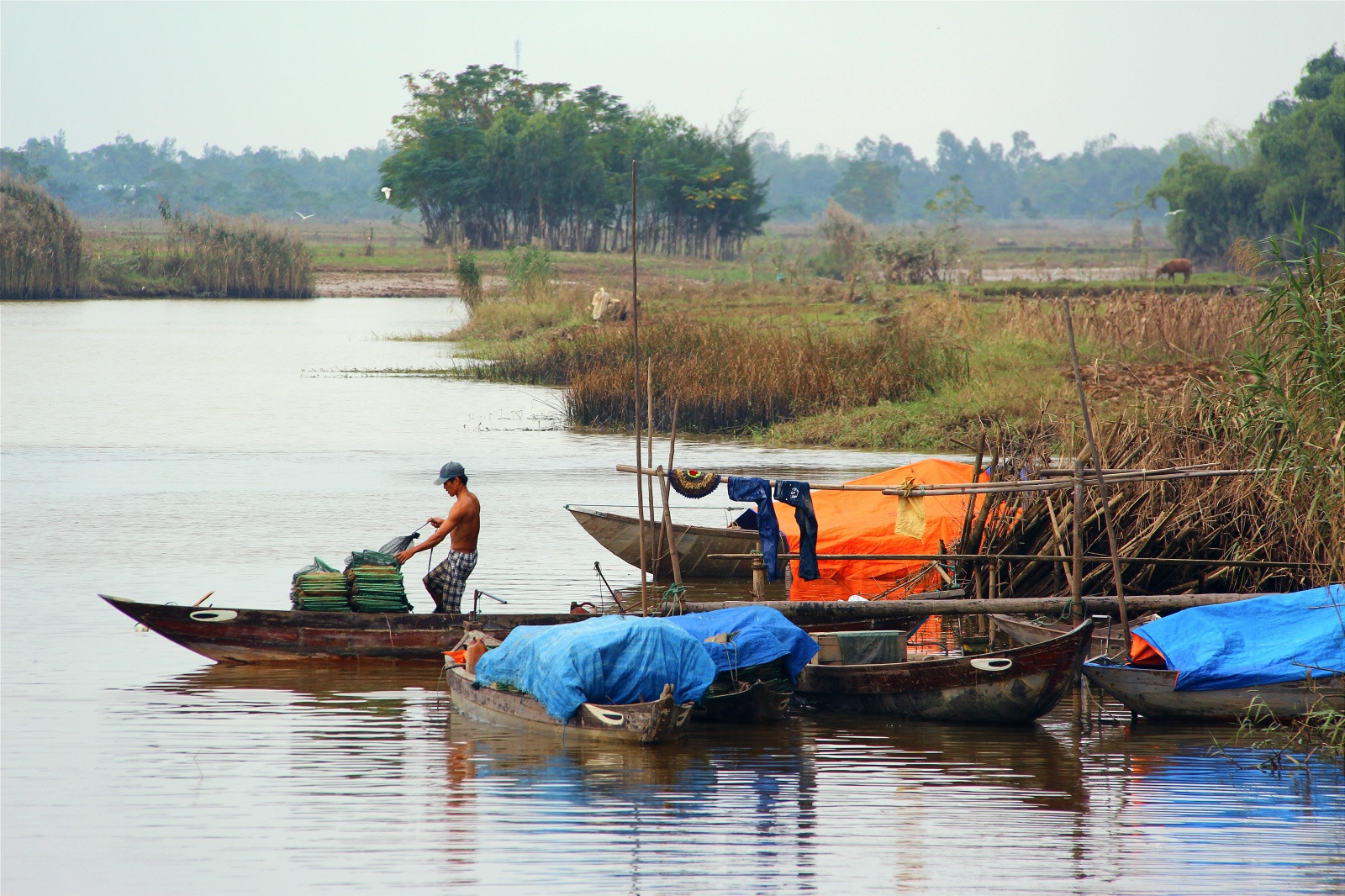 Рыбацкие лодки на реке, Хойан, Вьетнам – фотографии Вьетнама