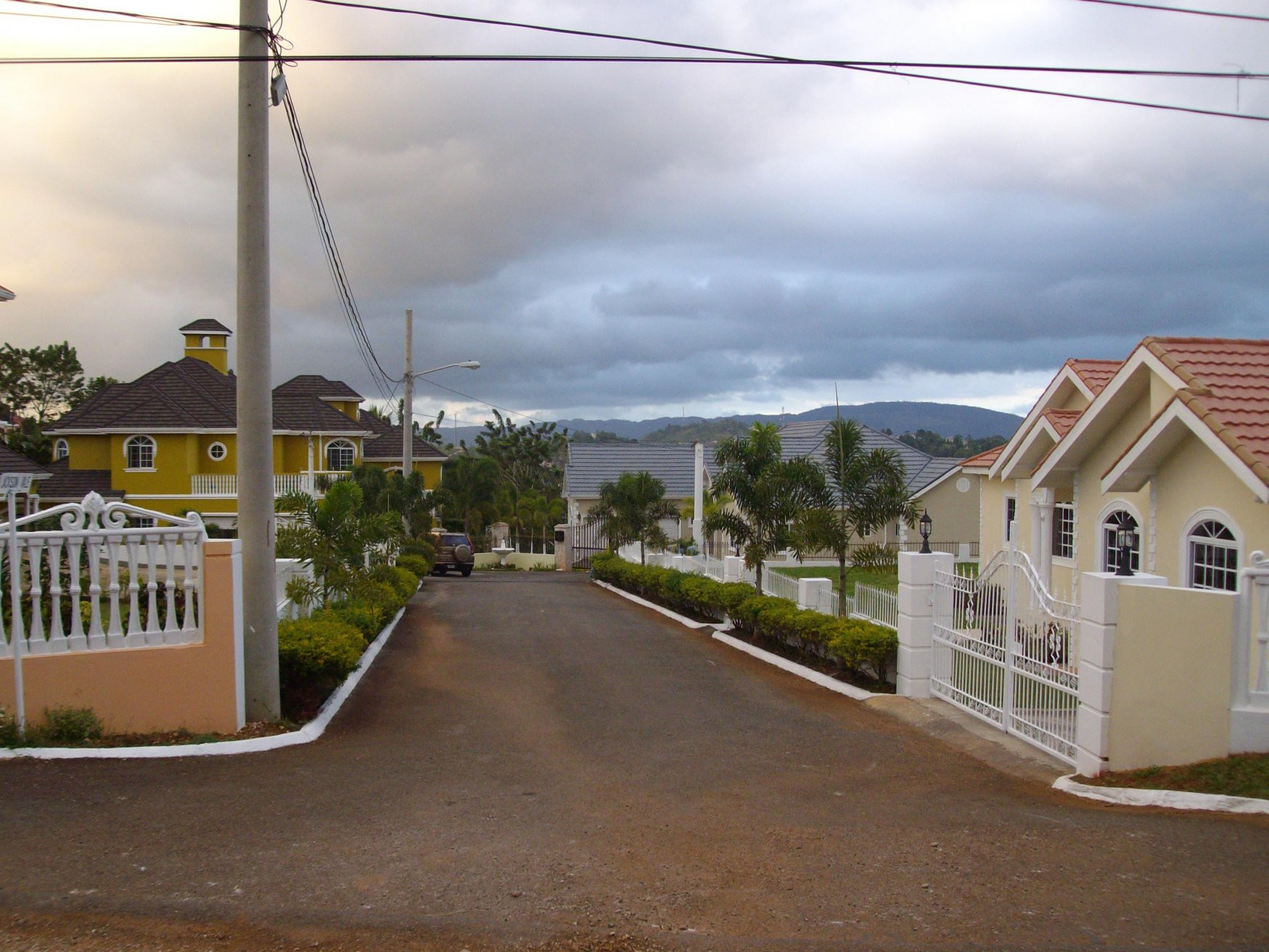 Дома, Улицы в Мандевиле, Ямайка – фотографии Ямайки