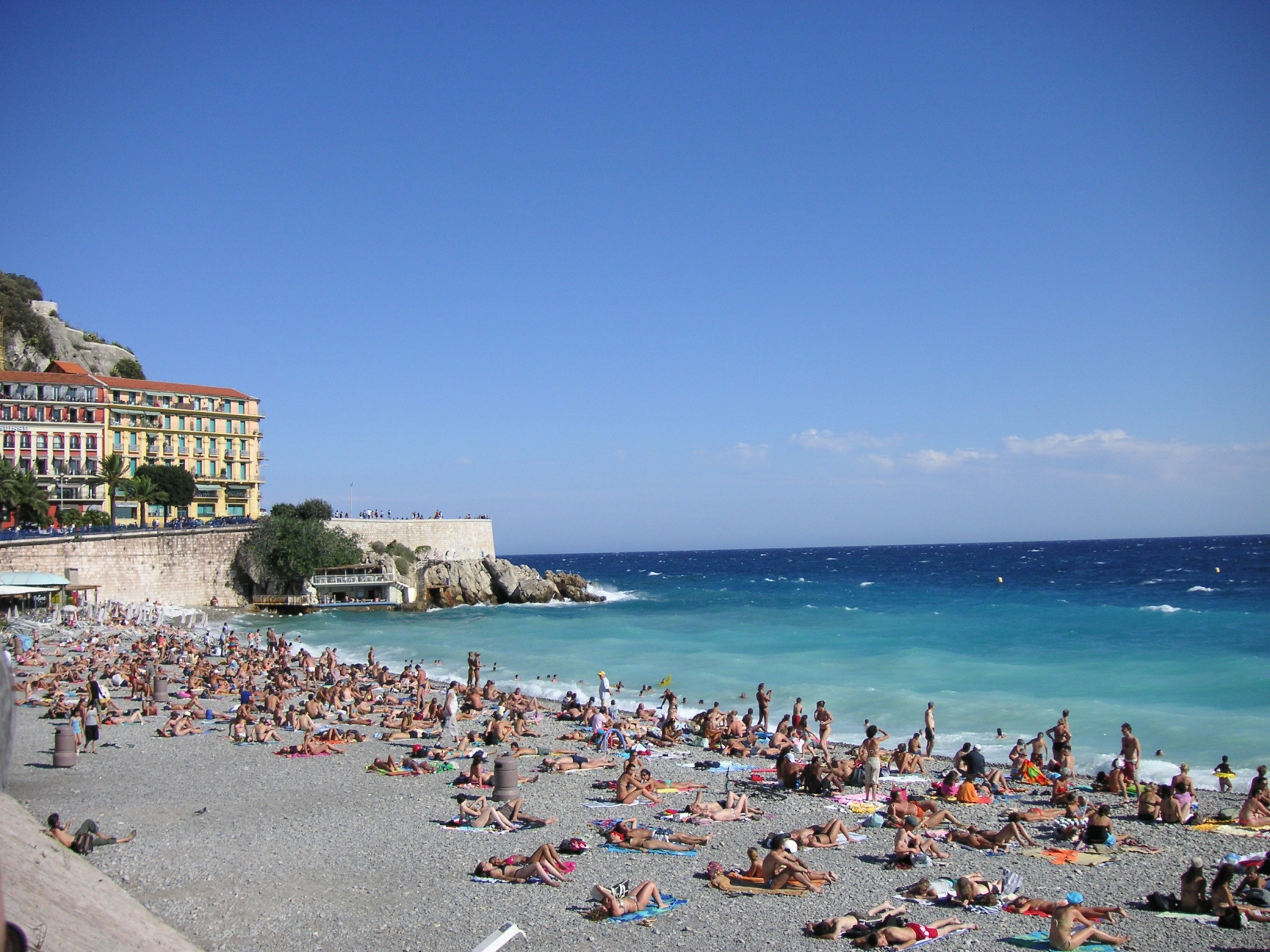 Туристы на пляже в Ницце, Франция – фотографии Франции