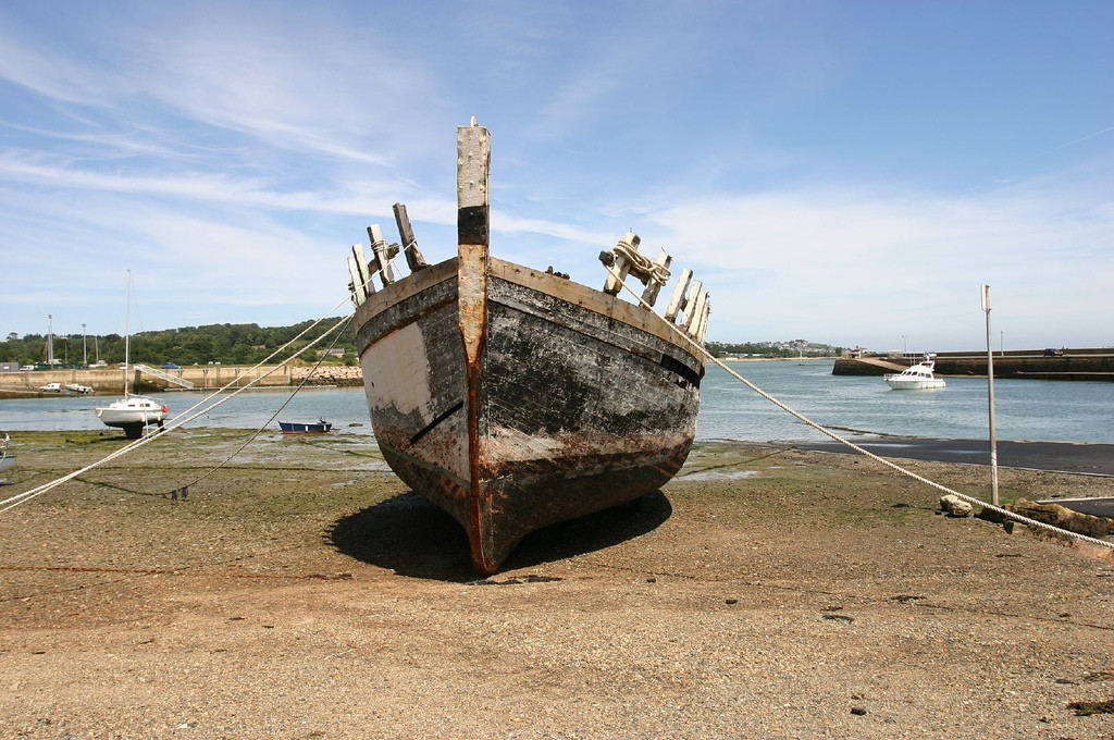 Лодка на берегу в Пэмполе, Франция. Фото 1 – фотографии Франции