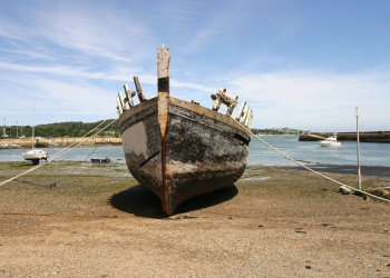 Лодка на берегу в Пэмполе, Франция. Фото 1 – фотографии Франции