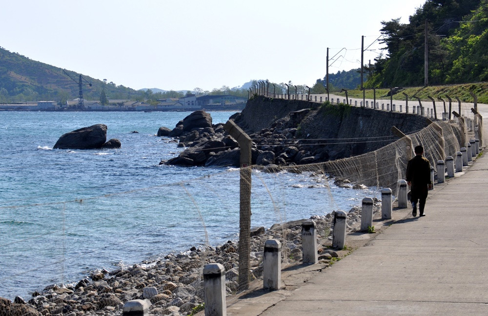 Колючка вдоль побережья Северной Кореи. Фото 1 – фотографии Северной Кореи