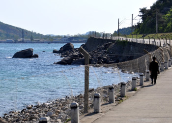 Колючка вдоль побережья Северной Кореи. Фото 1 – фотографии Северной Кореи