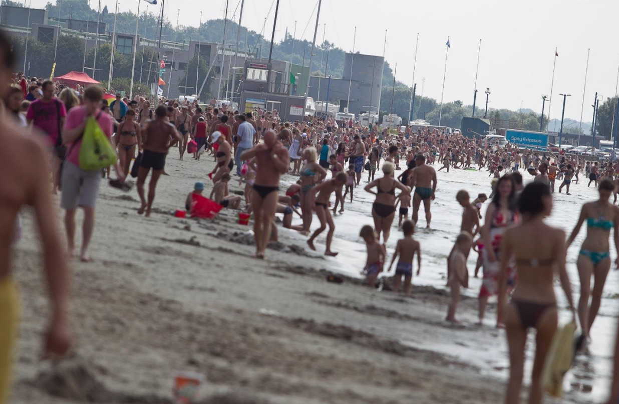 Популярный у отдыхающих пляж Пирита, Таллин – фотографии Эстонии