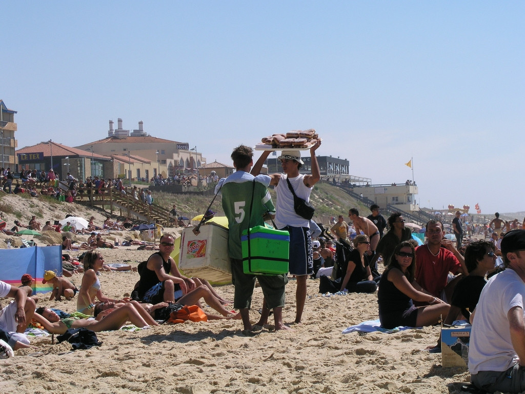 Туристы на пляже в Лакане, Франция – фотографии Франции