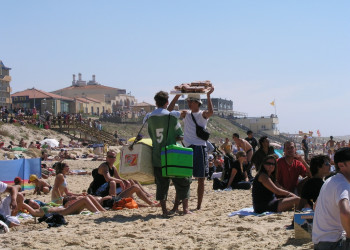 Туристы на пляже в Лакане, Франция – фотографии Франции